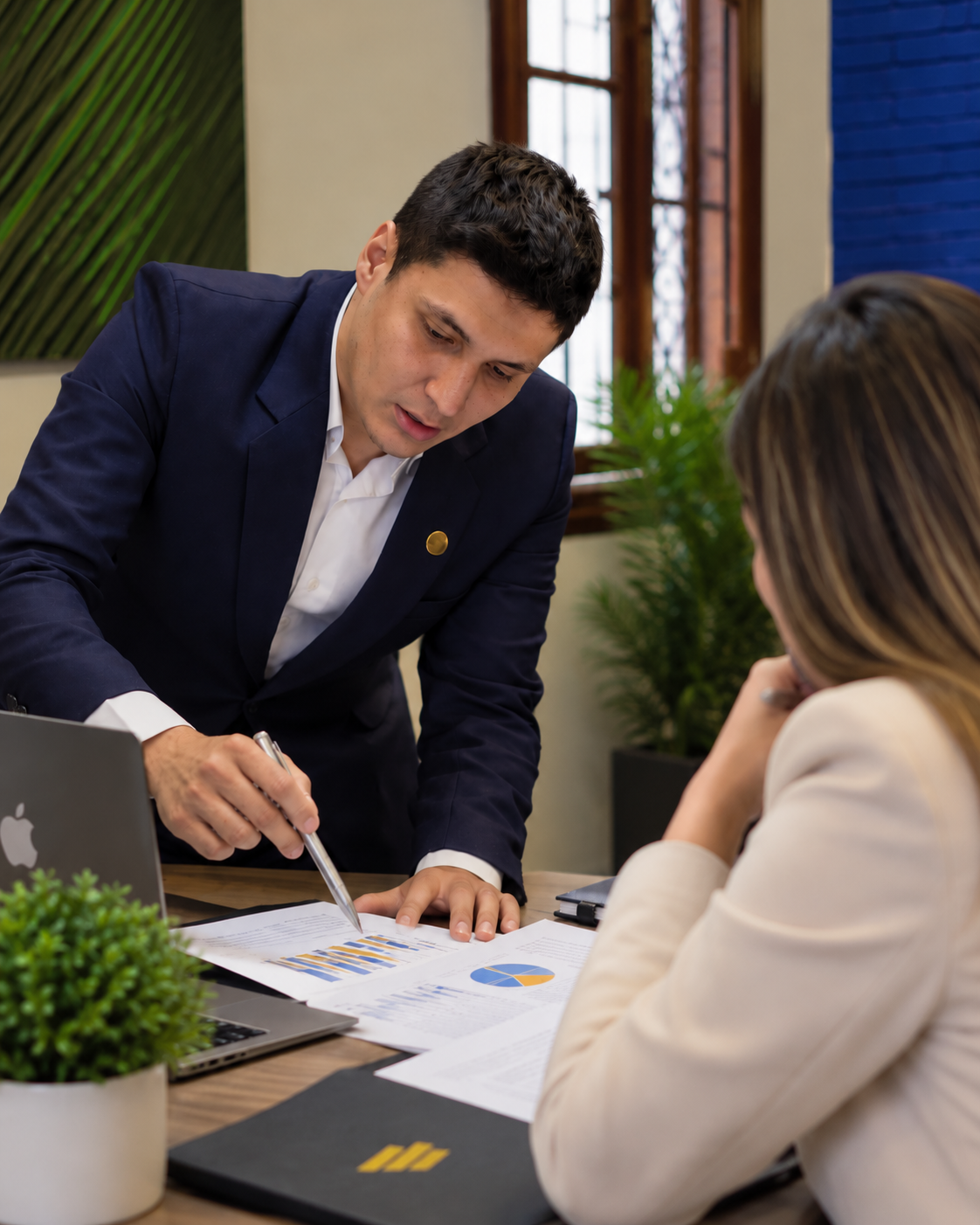 Asesor de Capital Markets brindando asesoramiento.